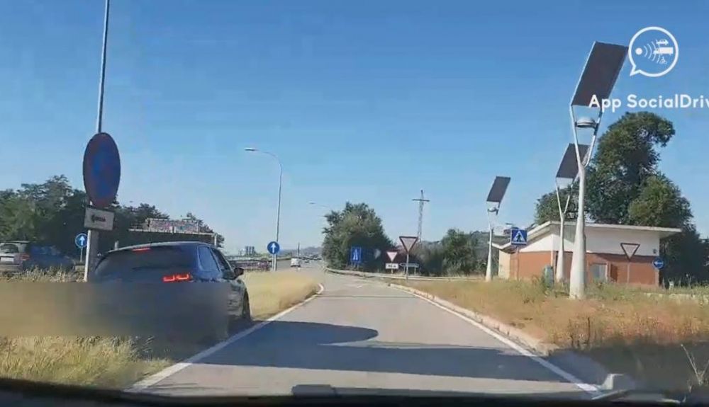 Coche oscuro, con las luces de freno activadas y parado entre la maleza situada a la izquierda de la calzada. Nuevo radar móvil. 