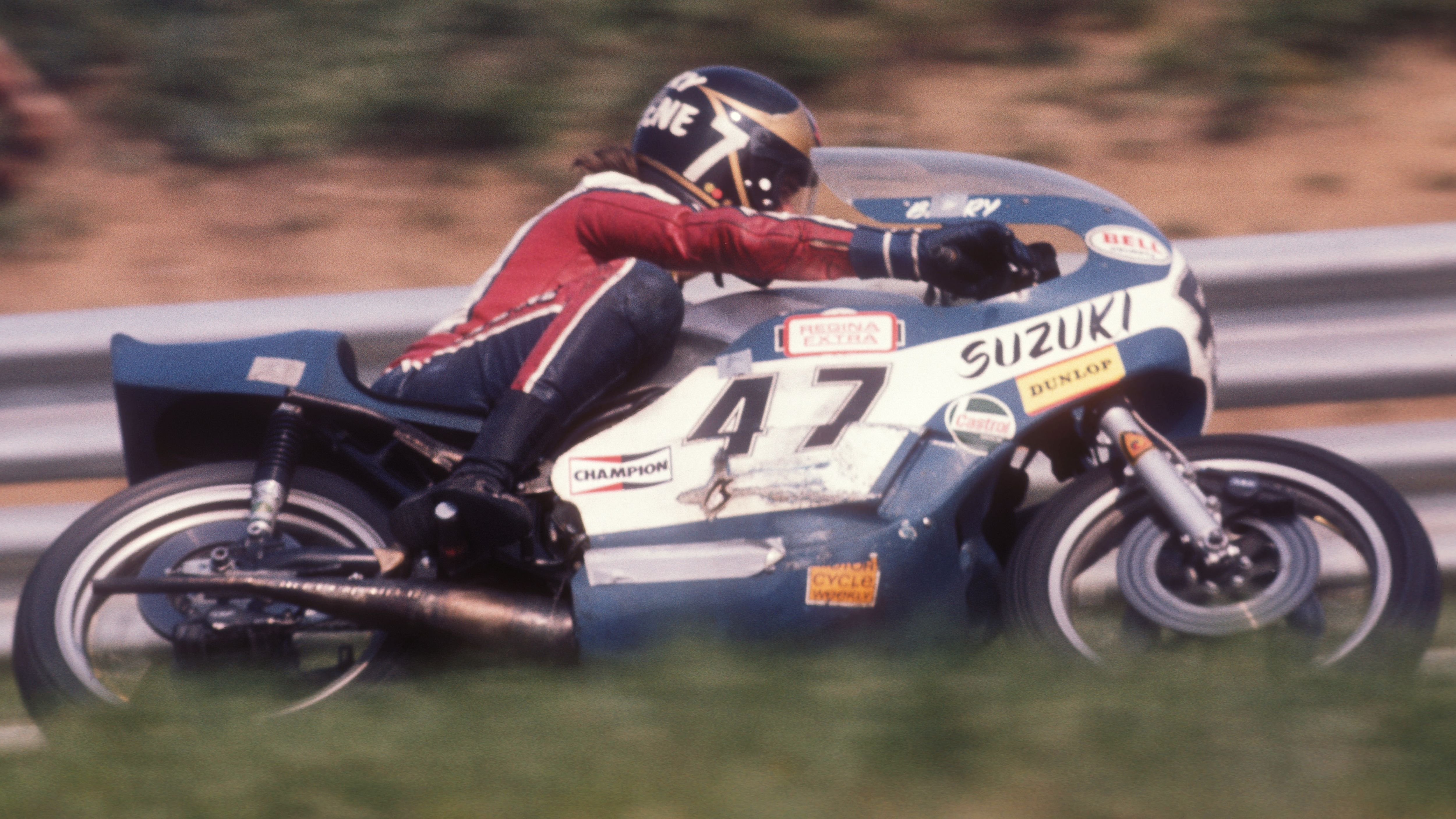 Barry Sheene fue el fichaje estrella de Suzuki en su retorno al Mundial en 1974