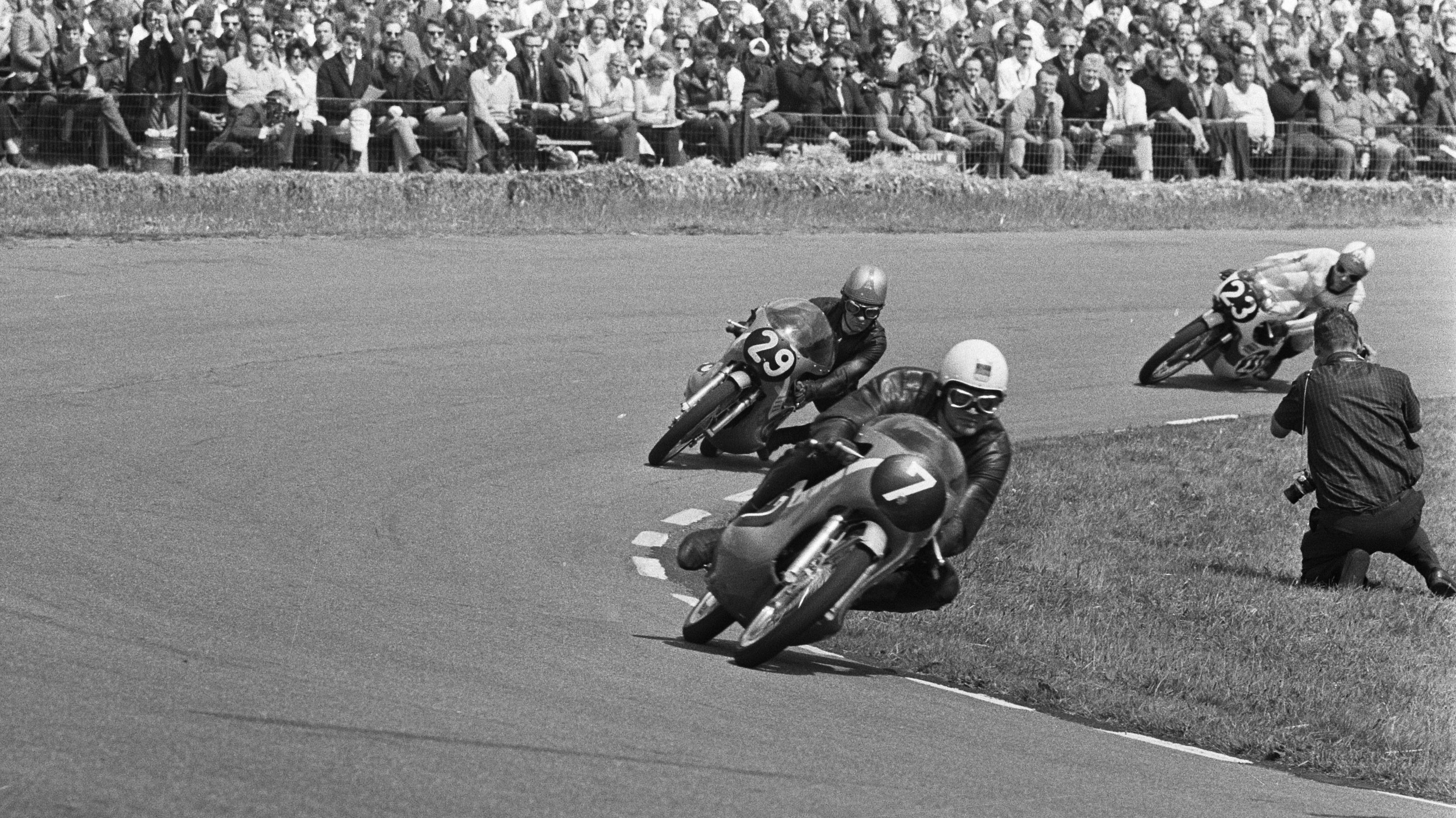 Dieter Braun lidera la carrera de 125cc en Assen 1969 delante de Cees van Dongen y Kent Andersson