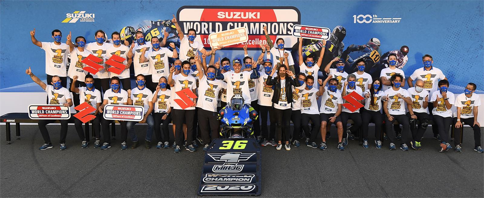 El equipo de Suzuki al completo celebra el título de Joan Mir