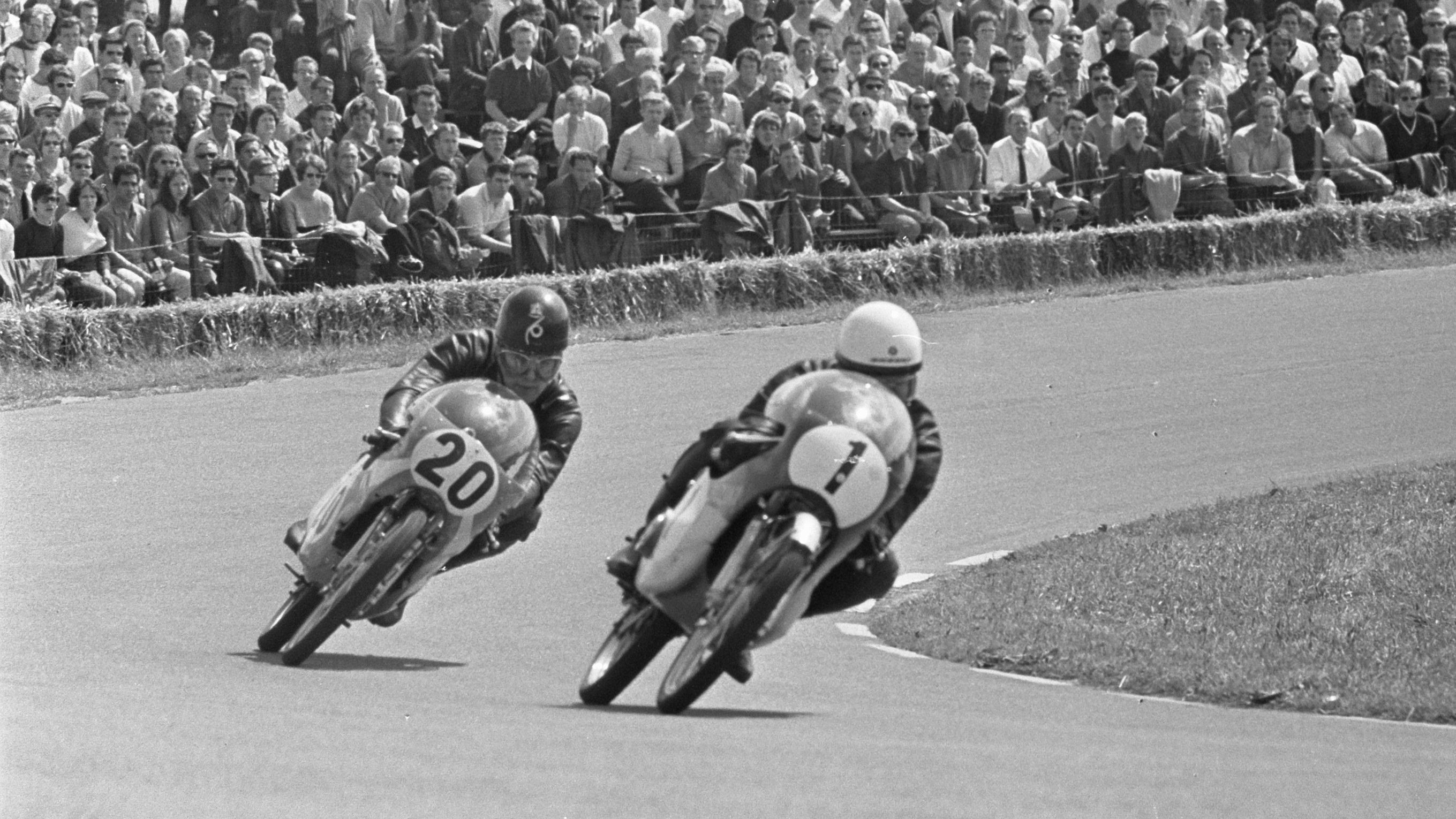 Hans Georg Anscheidt seguido por Paul Lodewijkx en la carrera de Assen 1968, el año de su tercer y último título en 50cc.