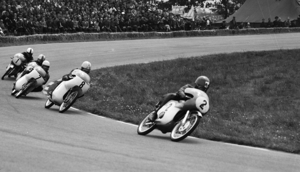 Hugh Anderson lidera la carrera de 50cc en Assen 1963 por delante de Alberto Pagani, Hans Georg Anscheidt, Mitsuo Itoh y Ernst Degner Hugh Anderson lidera la carrera de 50cc en Assen 1963 por delante de Alberto Pagani, Hans Georg Anscheidt, Mitsuo Itoh y Ernst Degner