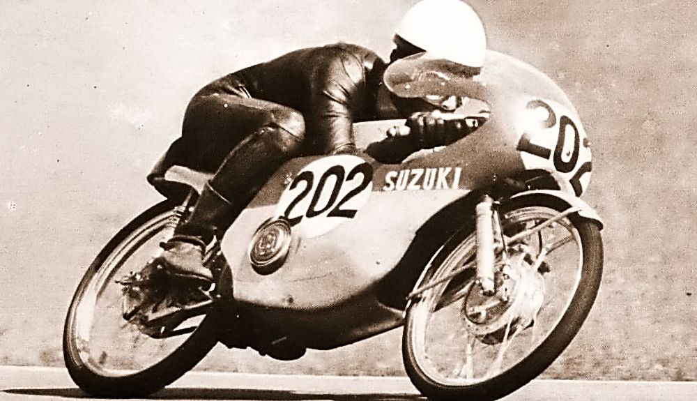 Hans Georg Anscheidt con la Suzuki RK 66, con la que logró el primero de sus tres títulos mundiales seguidos en 50cc Hans Georg Anscheidt con la Suzuki RK 66, con la que logró el primero de sus tres títulos mundiales seguidos en 50cc