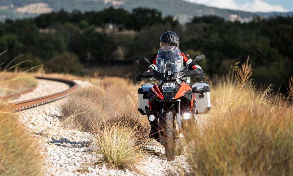 La Suzuki V-Strom 1050 es una trail muy capaz, con la que podrás disfrutar de cualquier ruta