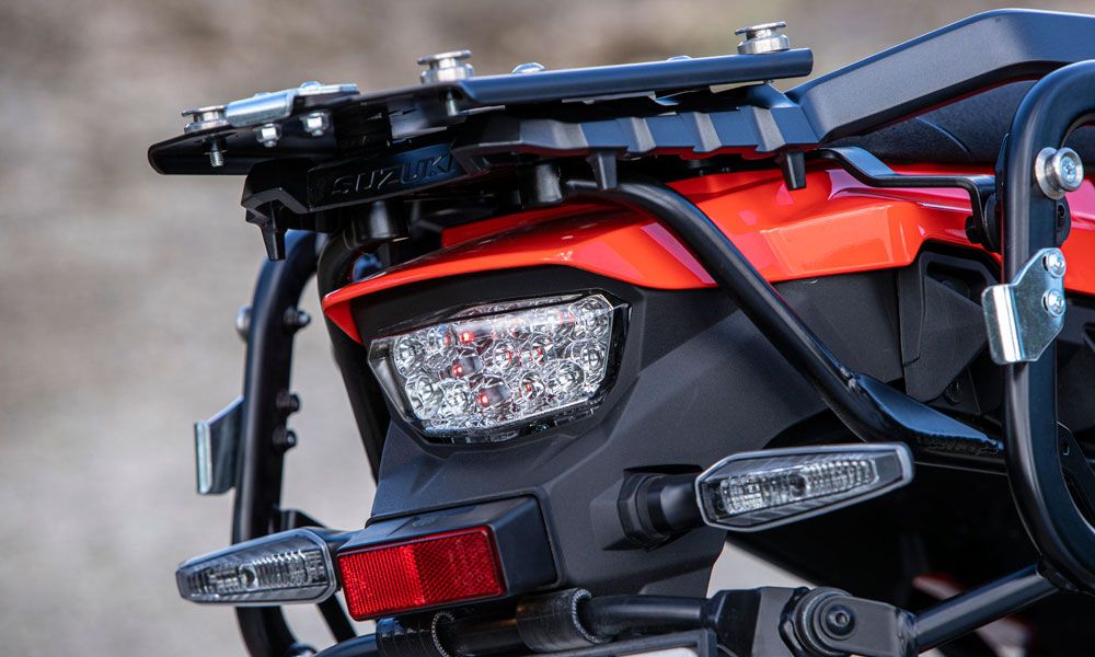 En el colín de la V-Strom 1050 XT hay un grupo óptico de led y una parrilla portabultos que incorpora el anclaje para el baúl.