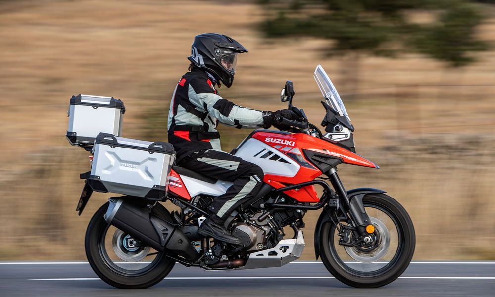Suzuki ofrece para esta V-Strom 1050 XT seis paquetes de accesorios que incluyen diferentes opciones de protección y equipaje.