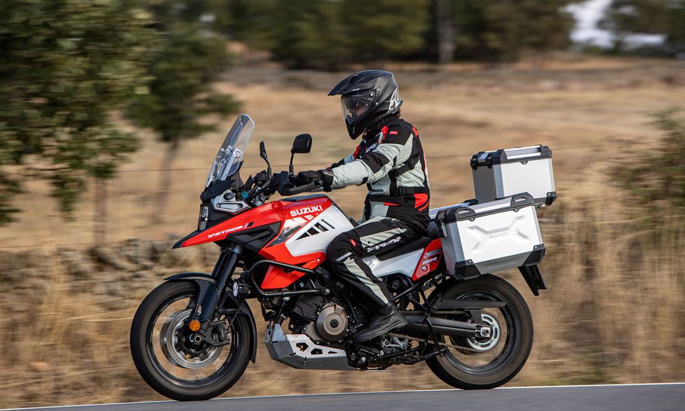 Vista con las maletas, el cubrecárter y la decoración roja y blanca recuerda mucho a la famosa DR Big de los años 80.