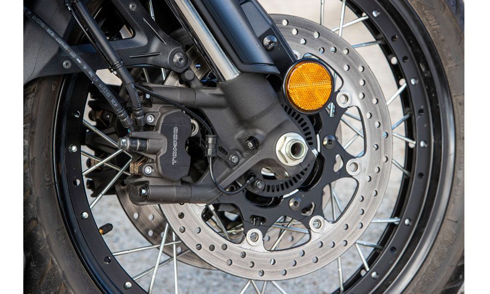  En el tren delantero ha componentes de calidad, con una horquilla invertida Kayaba multirregulable y pinzas radiales de cuatro pistones.
