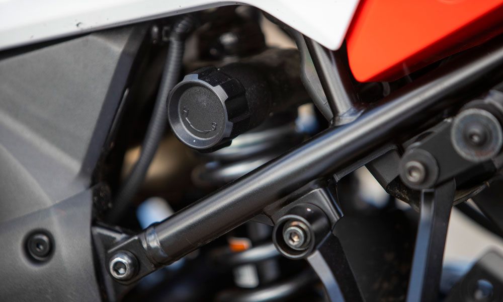 El chasis doble viga de aluminio se combina con un basculante doble brazo de aluminio, que en la versión precedente se alargó en longitud.