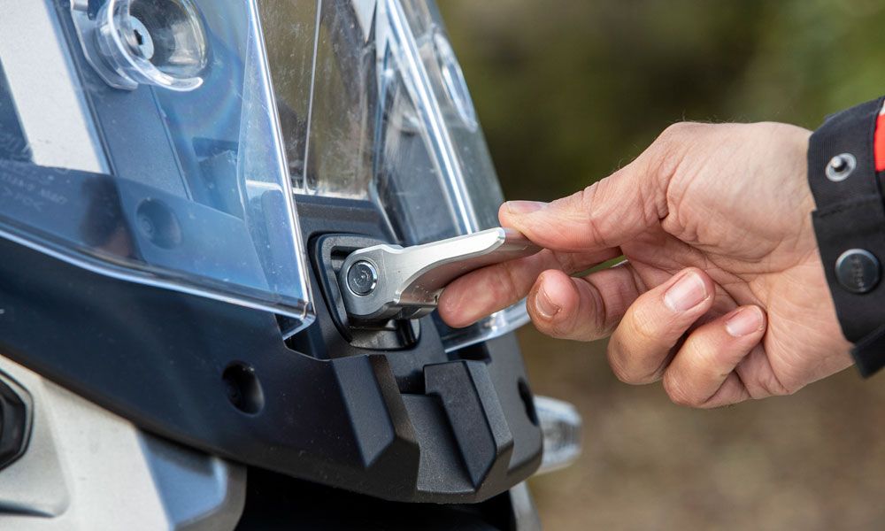 La regulación de la pantalla de esta V-Strom 1050 XT se hace desde el exterior