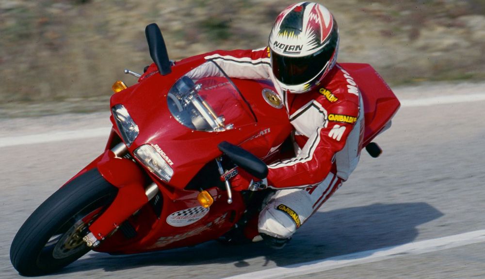 Ducati 916 1994. Para muchos, la moto más bonita de la historia. Ducati 916 1994. Para muchos, la moto más bonita de la historia.