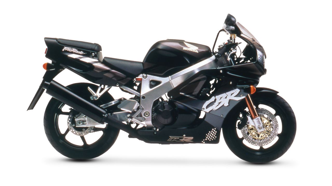 Honda CBR900RR 1992. Su motor de 122 CV impulsaba con celeridad un chasis tan compacto como el de una 600. 