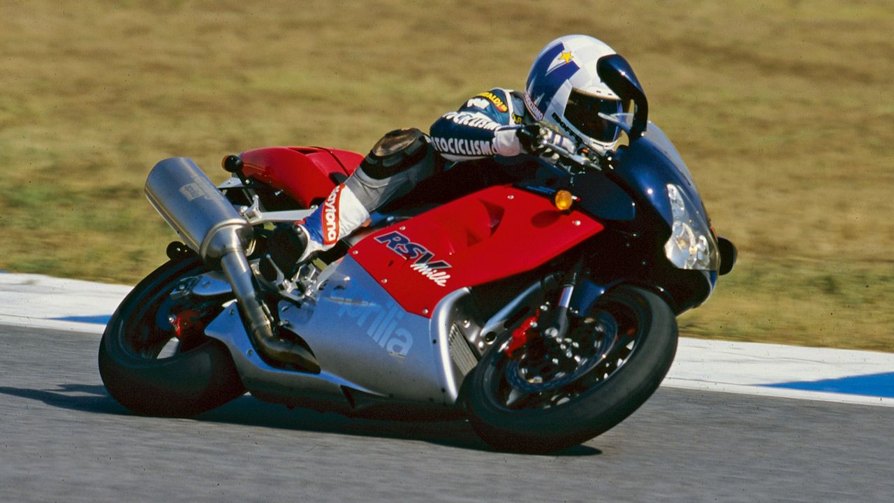 Aprilia RSV1000 1998. La "Mille" se diseñó como una superdeportiva con aspiraciones a triunfar en las carreras.