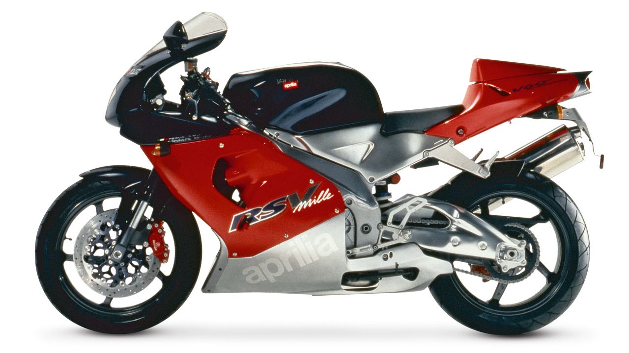 Aprilia RSV1000 1998. El motor V2 encajaba en un chasis inspirado en las Aprilia de 250 cc 2T de las carreras.
