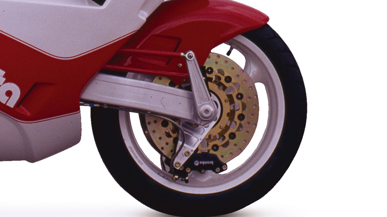 Bimota Tesi 1D 1991. Suspensión delantera DCS, sin horquilla telescópica, y con el sistema dirección dentro del buje de la rueda.