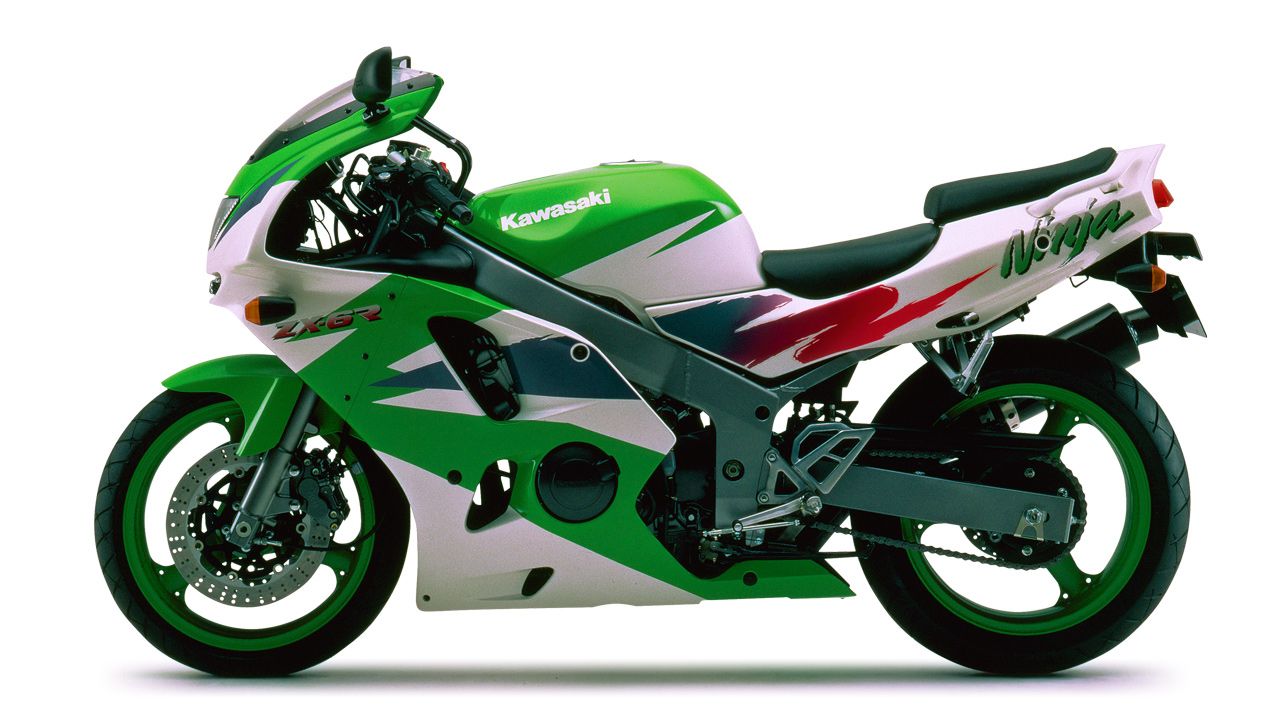Kawasaki ZX6R 1995. La supersport más potente de su época gracias a su estudiado sistema de admisión Ram Air.
