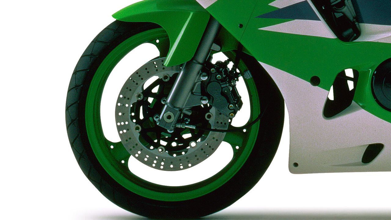 Kawasaki ZX6R 1995. Heredaba numerosos componentes de su hermana mayor, la ZX-9R, como la carrocería y los frenos.