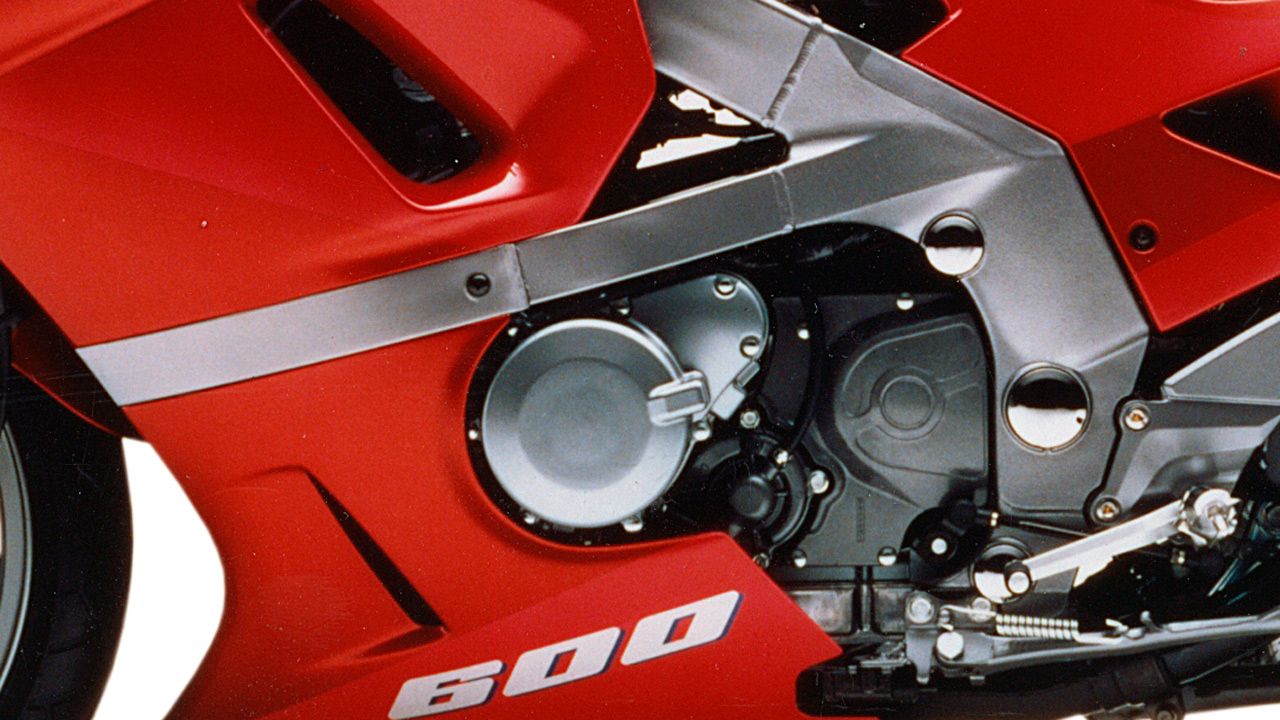 Kawasaki ZZR600 1990. Su chasis en aluminio la diferenciaba de sus rivales de clase.