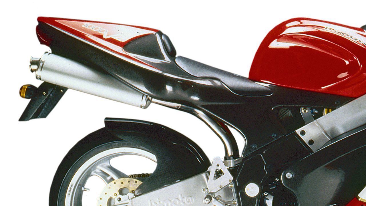 Bimota SB8R 1998. Escultural chasis, de aluminio en la parte delantera y de fibra de carbono la trasera.