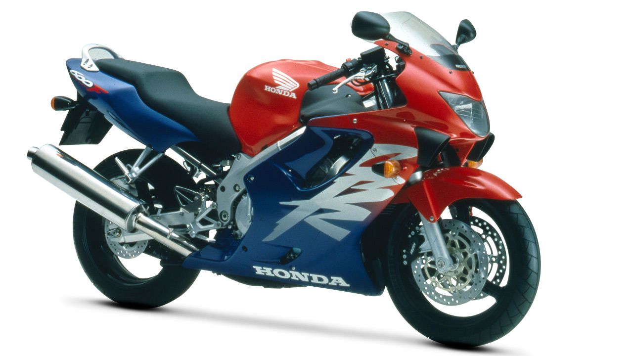 Honda CBR600F 1999. La renovación de finales de década elevaba la potencia del motor hasta los 110 CV.