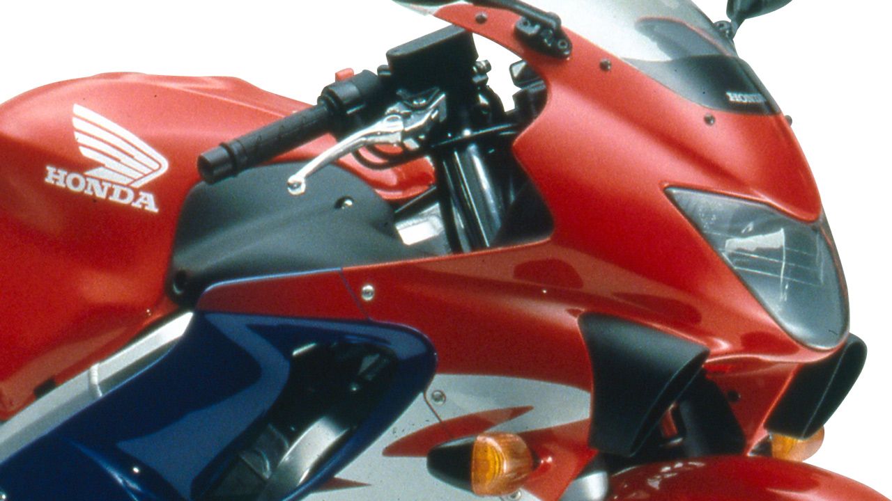 Honda CBR600F 1999. Las entradas en el carenado frontal aumentan la presión del aire antes de entrar en la caja del filtro.