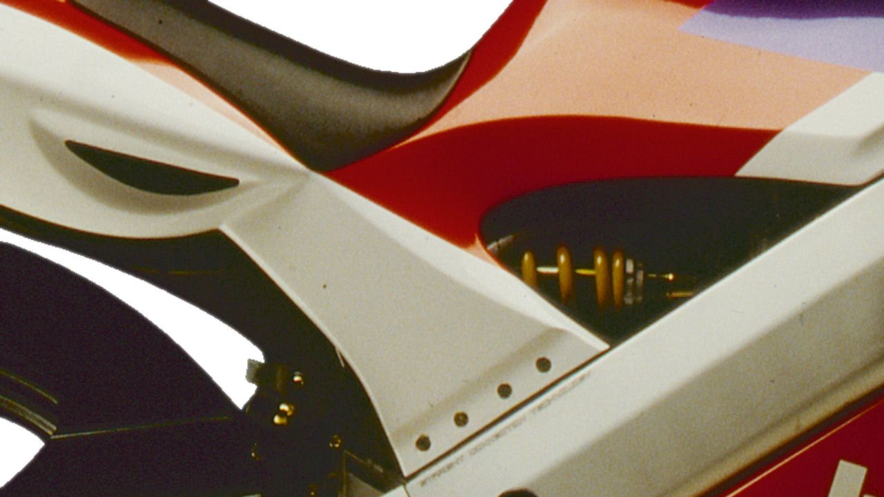Bimota SB6 1994. Singular disposición horizontal del amortiguador trasero.