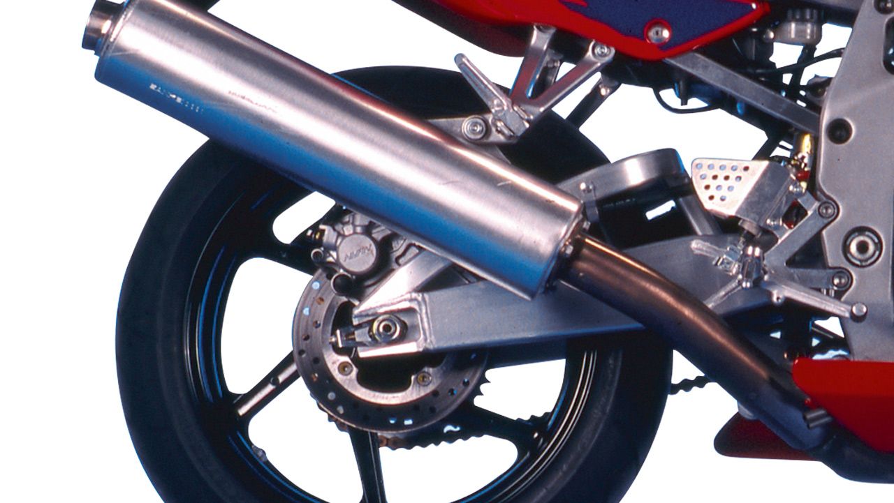 Honda CBR900RR 1998. Basculante con refuerzo superior, inspirado en las motos de carreras.