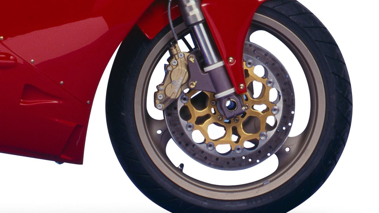 Ducati 996 1999. Frenos con pinzas Brembo de cuatro pistones y suspensiones con material Showa.