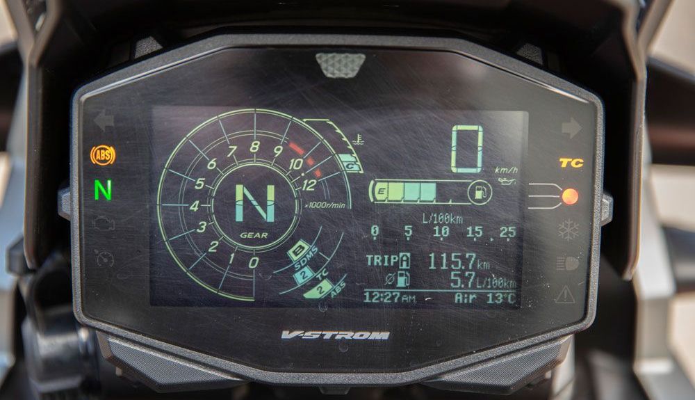 El panel de instrumentos de la Suzuki V-Strom 1050 XT tiene un toque a videojuego de los 80 El panel de instrumentos de la Suzuki V-Strom 1050 XT tiene un toque a videojuego de los 80