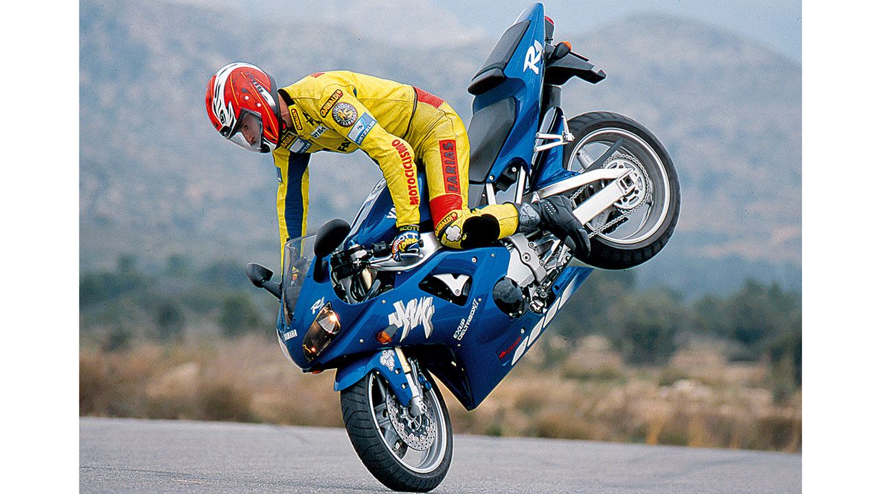 Yamaha YZF R1 1998. Con sus 150 CV y sus 177 kilos de peso, revolucionó por completo las superdeportivas. 