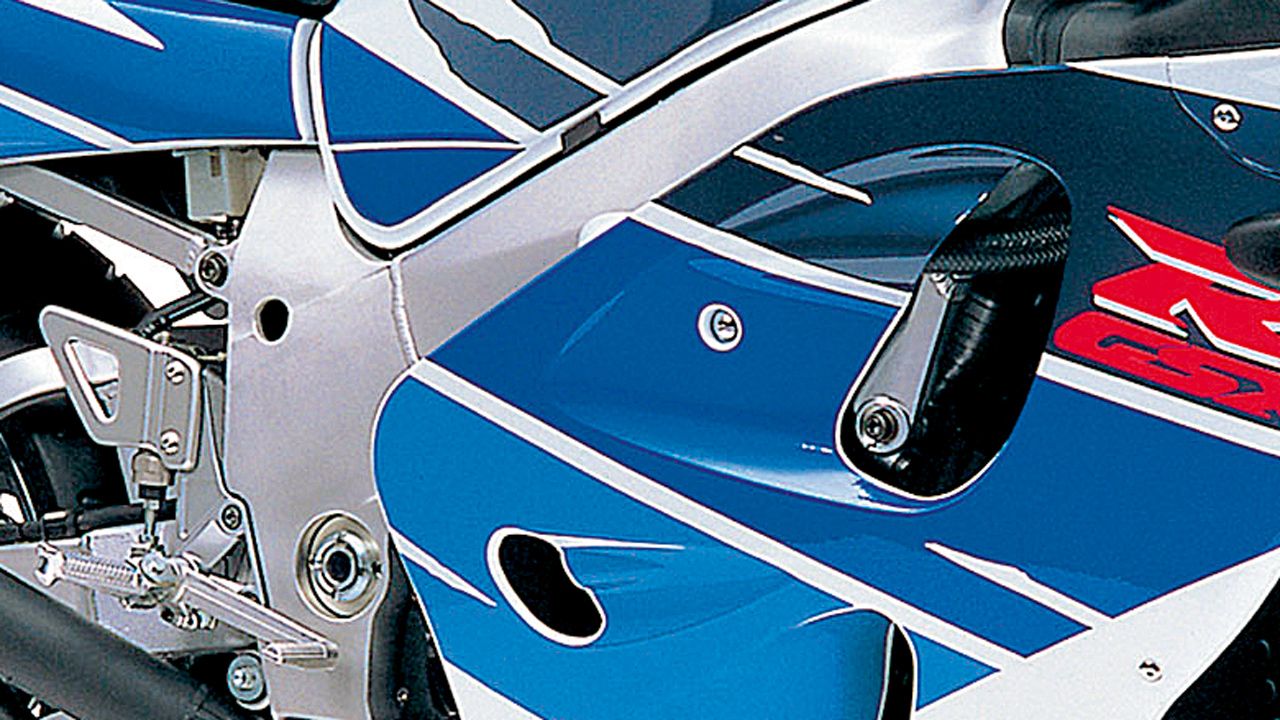 Suzuki GSX R750 1996. Esta versión supuso la llegada de la estructura doble viga en las deportivas de Suzuki, aunque las versiones previas ya habían recurrido al uso del aluminio.