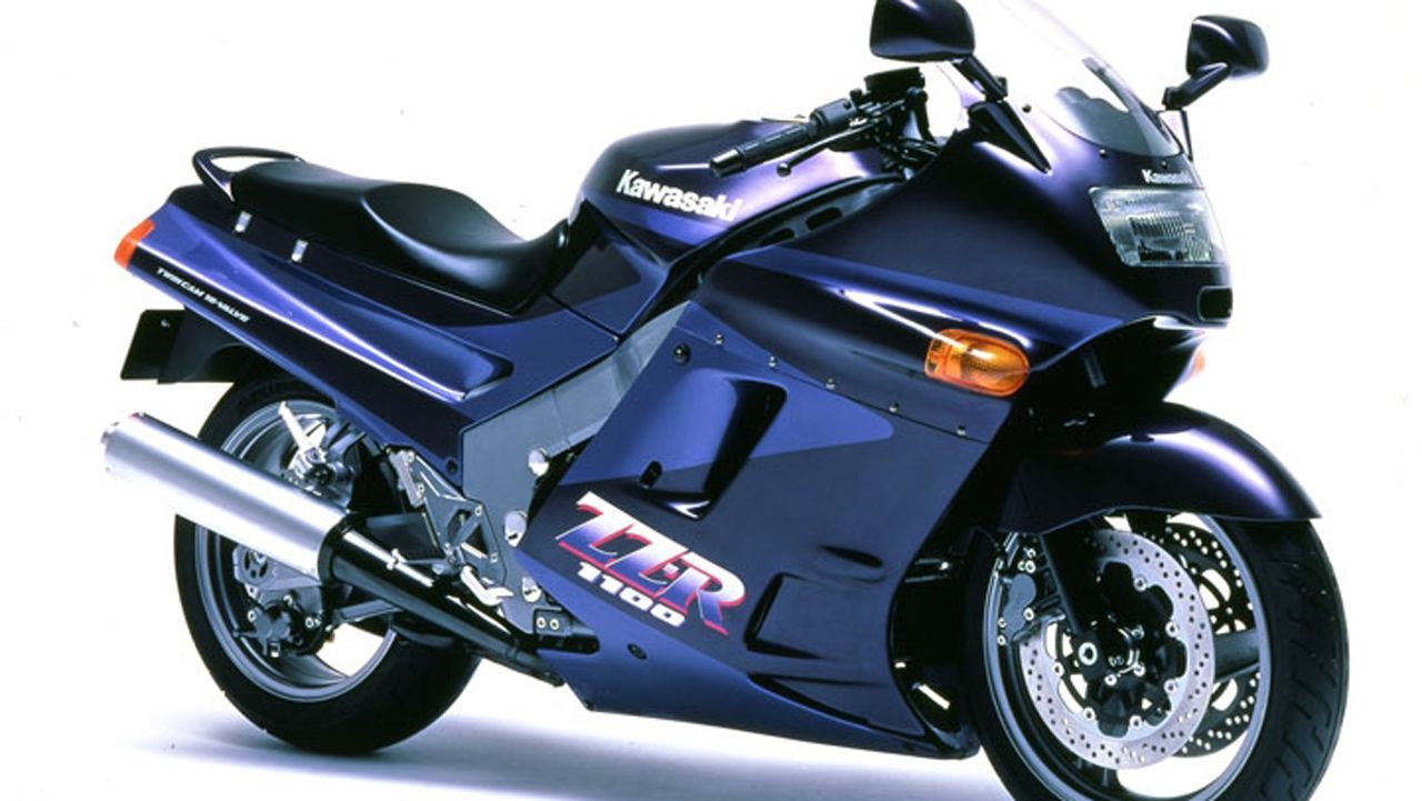 Kawasaki ZZ-R1100 1990. Este modelo popularizó los sistemas Raim Air, que aprovechaban la presión del aire en el frontal de la carrocería para aumentar la presión de la admisión del motor. 