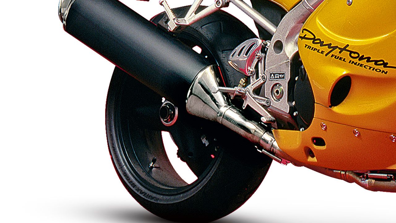 Triumph Daytona T595 1997. Se apostó por un basculante monobrazo y un chasis con estructura de doble viga pero mediante el uso de tubos de acero.