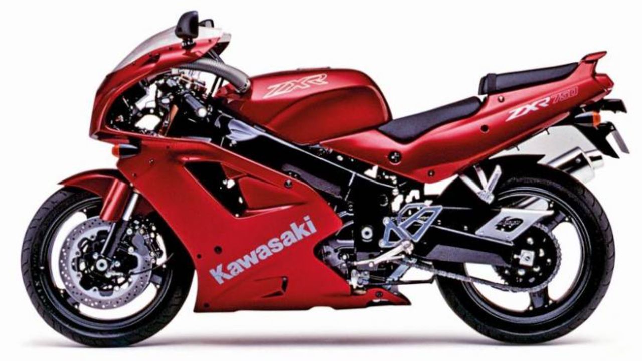 Kawasaki ZXR 750 1992. La marca de Akashi puso en escena dos versiones, la de calle, con 100 CV, y la de circuito, con 120.