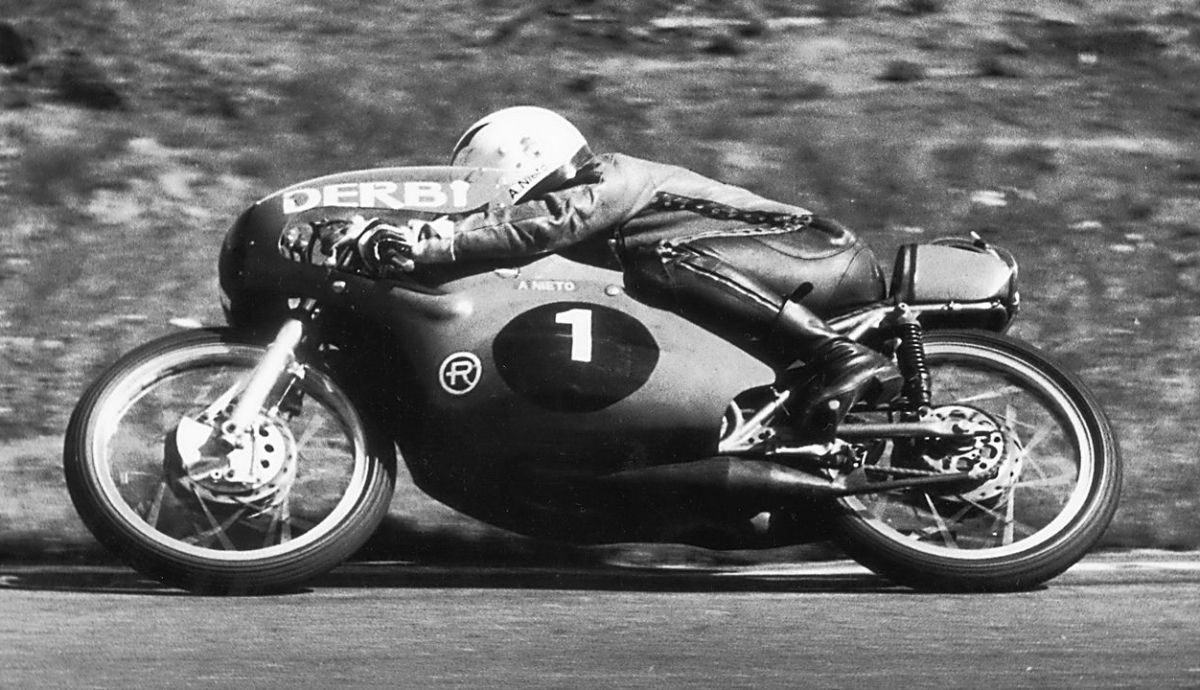 1 Ángel Nieto se convirtió en el primer español en ser campeón del mundo en 1969, cuando ganó el título de 50cc con Derbi 1 Ángel Nieto se convirtió en el primer español en ser campeón del mundo en 1969, cuando ganó el título de 50cc con Derbi