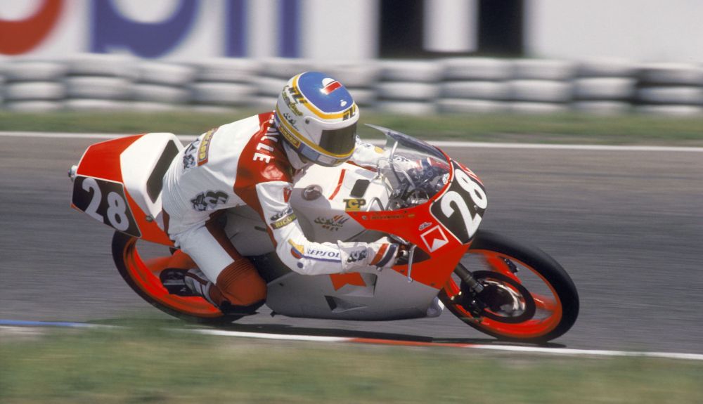 6 Álex Crivillé conquistó 125cc en 1989 con la JJ Cobas, siendo el campeón más joven de la historia en ese momento 6 Álex Crivillé conquistó 125cc en 1989 con la JJ Cobas, siendo el campeón más joven de la historia en ese momento