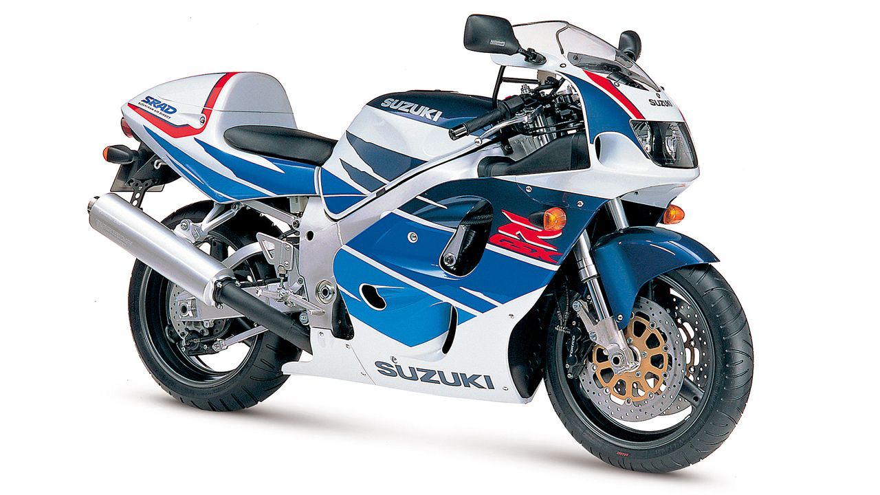 Suzuki GSX R600 1996. Con una estética igual a la de su hermana mayor, y un precio más bajo, se convirtió inmediatamente en el modelo más preciado de la saga.
