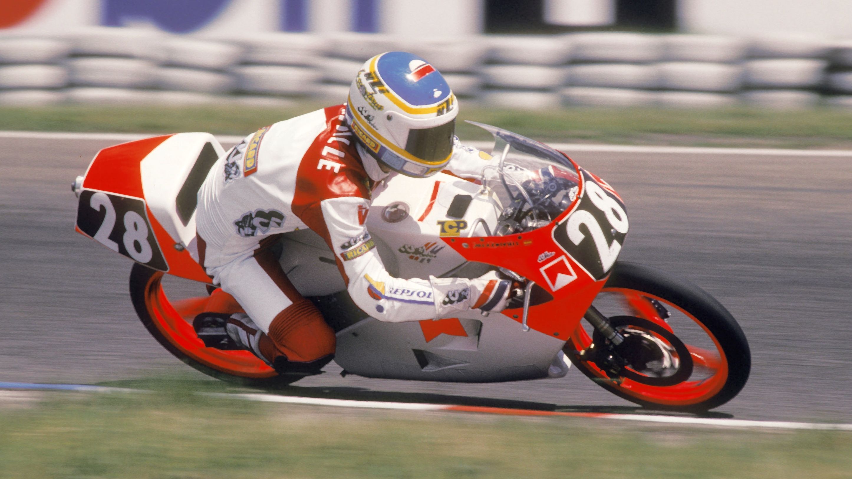 6   Álex Crivillé conquistó 125cc en 1989 con la JJ Cobas, siendo el campeón más joven de la historia en ese momento