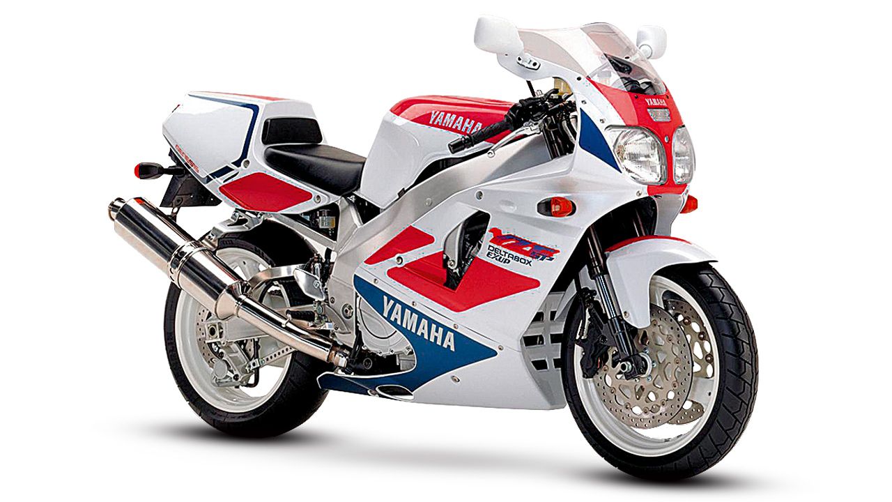 Yamaha YZF750R 1993. La encargada de jubilar a las FZR, llegó al mercado en dos versiones: la estándar, para calle, y la SP, versión monoplaza para circuito y con carburadores diferentes.