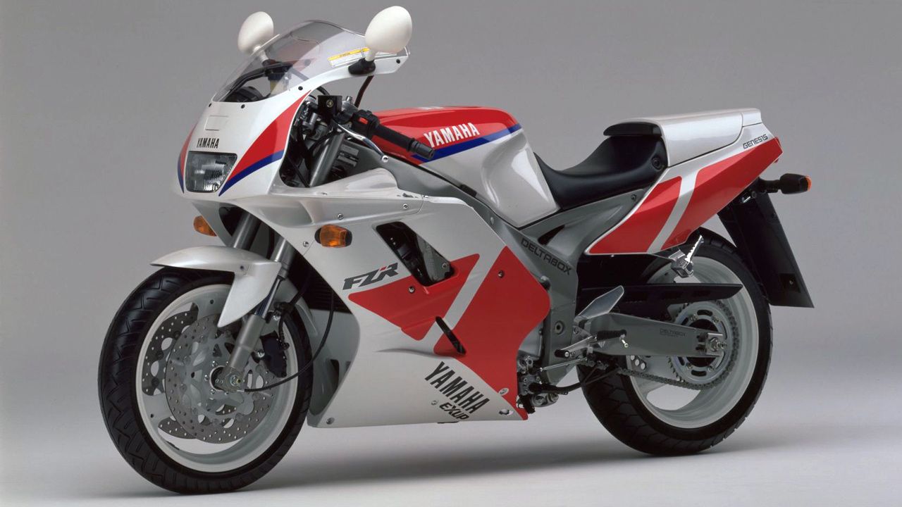 Yamaha FZR 1000 1991. La versión del ´91 adoptaba por primera vez una horquilla delantera de tipo invertido, con las botellas en la parte superior y las barras en la inferior.