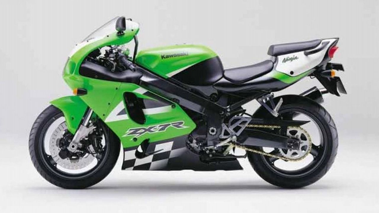 Kawasaki ZX 7R 1996. Estrenaba Ram Air con doble conducto, pinzas de freno delantero de seis pistones y suspensiones regulables.