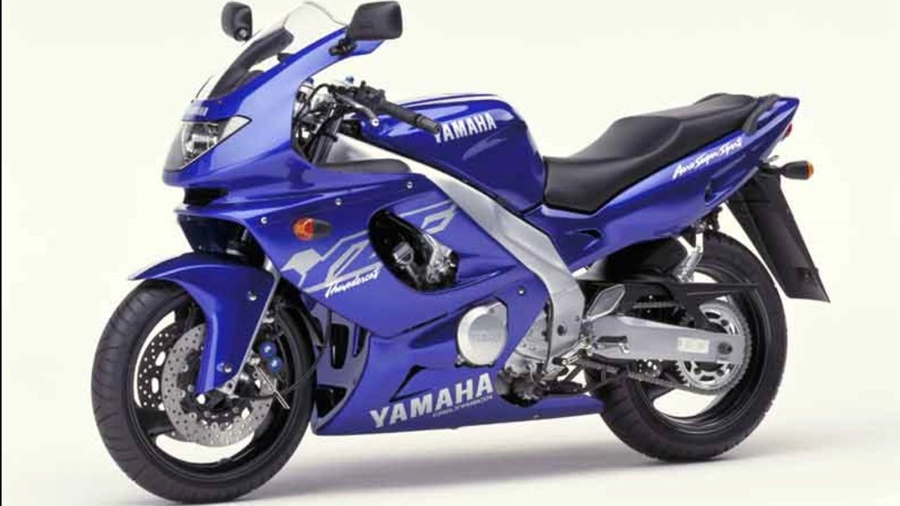 Yamaha YZF600R. Pese a su relación peso/potencia propia de un modelo deportivo, su puesto de mandos también confería buenas aptitudes sport-touring.