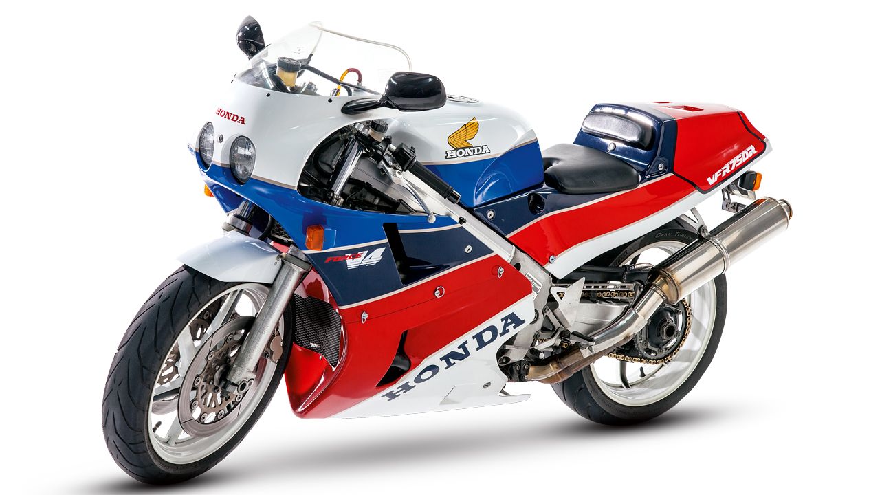 Honda VFR750R RC30 1987. Carrocería monoplaza, bielas en titanio, motor V4... Algunas soluciones provenientes de la también emblemática NR500 de competición.