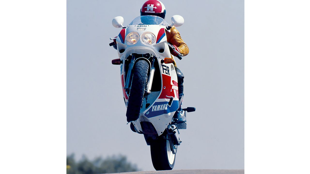 Yamaha FZR1000 1989. Su estructura general era tan buena que su base se mantuvo sin grandes cambios hasta la llegada de la R1 una década más tarde.