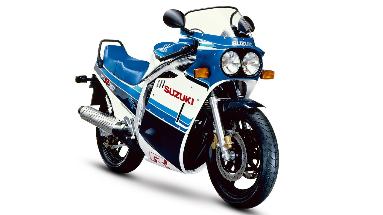 Suzuki GSX R750 1985. Una de las soluciones destacadas de este modelo era el sistema SACS, que combinaba la refrigeración por aire con refrigeración por un fluido, aunque no agua, sino aceite.
