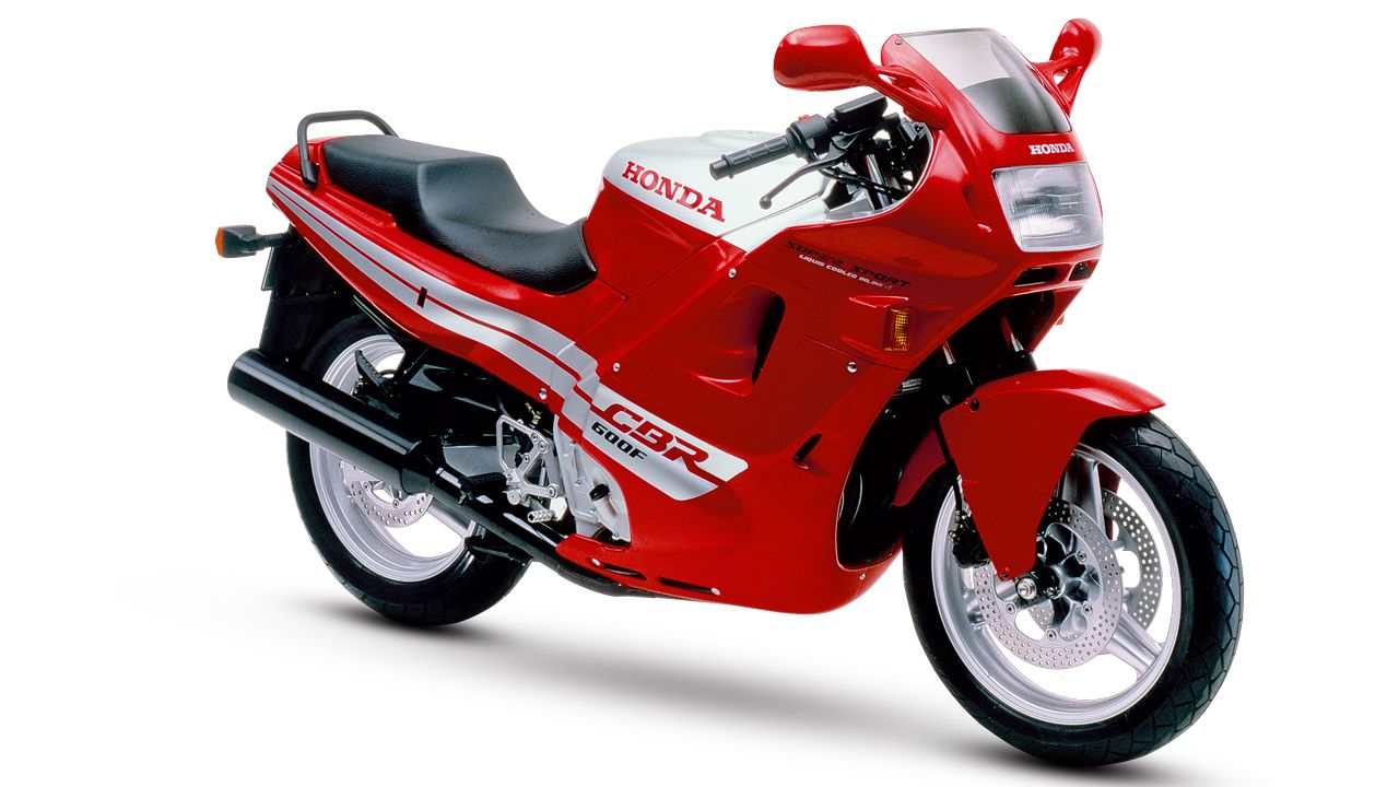 Honda CBR600F 1987. Su pontente motor (85 CV) y su eficiente carrocería "Aero" la convirtieron en la reina del mercado y los circuitos.