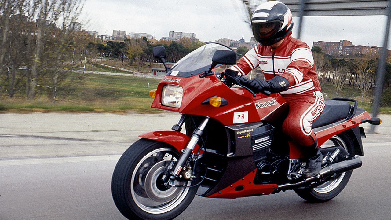 Kawasaki GPZ900R 1984. La nueva moto inauguró el nombre de «Ninja» y se convirtió en la moto más rápida del mercado.