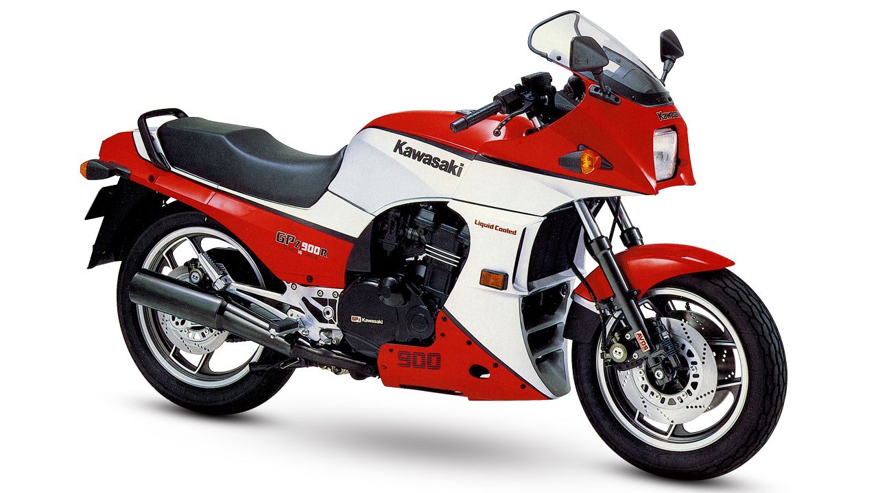 Kawasaki GPZ900R 1984. La primera tetracilíndrica de la marca con una cilindrada de 908 cc, pero dotada de refrigeración por agua y culatas de cuatro válvulas.