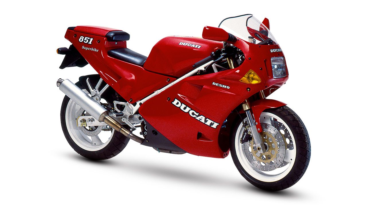 Ducati 851 1988. Modelo innovador dentro de la marca de Borgo Panigale, con la llegada del sistema desmodrómico sobre cuatro válvulas, la inyección electrónica, la refrigeración líquida y el chasis multitubular.