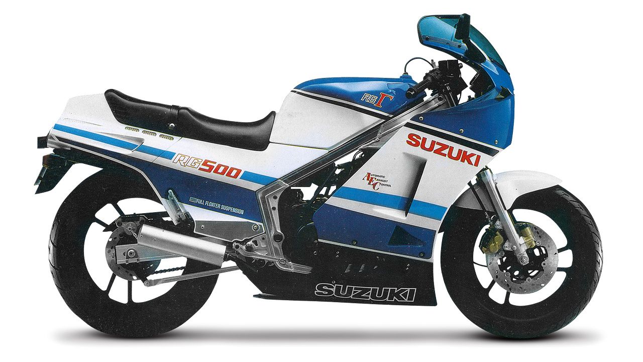 Suzuki RG500 1985. Fue la rival de la RD500 en su época, recurriendo también a un motor V4 con dos cigüeñales, aunque en su caso con sistema de admisión por válvula rotativa, como las RG de competición.